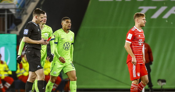 Jakub Kamiński zdobył bramkę, ale jego Wolfsburg przegrał u siebie z liderem Bayernem Monachium 2:4 w 19. kolejce. To pierwszy gol piłkarza reprezentacji Polski w niemieckiej ekstraklasie. Broniący tytułu Bawarczycy odnieśli zaś pierwsze ligowe zwycięstwo w 2023 roku.