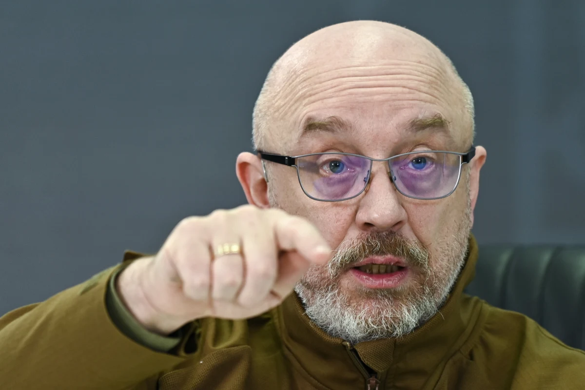 Szef wywiadu wojskowego Kyryło Budanow został nowym ministrem obrony Ukrainy i zastąpił Oleksija Reznikowa - informuje agencja Reutera powołując się na szefa prezydenckiego bloku parlamentarnego Sługa Narodu Dawida Arachamię.