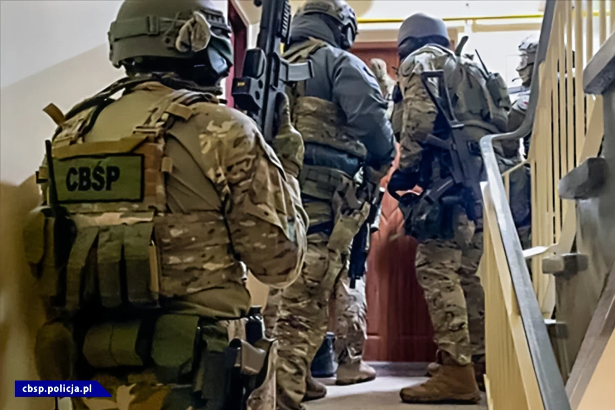 Policjanci CBŚP we współpracy z Komendą Miejską Policji w Jastrzębiu-Zdroju uderzyli w gang powiązany z śląskimi pseudokibicami. Zatrzymano pięć osób w wieku od 26 do 35 lat. Podejrzanych doprowadzono do Prokuratury Rejonowej w Jastrzębiu-Zdroju, gdzie usłyszeli zarzuty związane z udziałem w zorganizowanej grupie przestępczej, popełnienia przestępstw narkotykowych, w tym także wprowadzanie do obrotu znacznych ilości środków psychoaktywnych. 