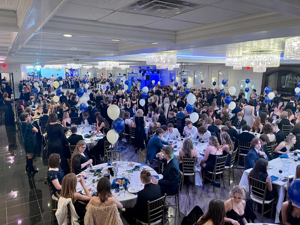 250 maturzystów z 31 polonijnych szkół ze wschodniego wybrzeża Stanów Zjednoczonych bawiło się w weekend na studniówce. Mowa o młodych Polakach ze stanów New Jersey, Nowy Jork, Pennsylwania czy Connecticut. Zabawa rozpoczęła się oczywiście polonezem. 