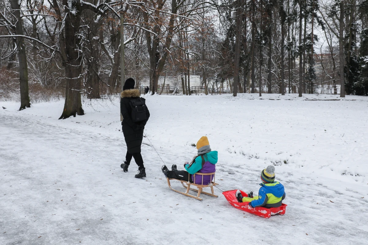 Ostatnie dni przyniosły gwałtowny powrót zimy. Nad Polską przeszły śnieżyce, TPN zdecydował o zamknięciu wszystkich tatrzańskich szlaków, ze względu na czwarty stopień zagrożenia lawinowego. W górach panują ekstremalnie niebezpieczne warunki. Czy w najbliższych dniach czeka nas zmiana pogody? Początek tygodnia zapowiada się mroźny i pochmurny. W wielu miejscach mogą pojawić się opady śniegu i deszczu ze śniegiem.