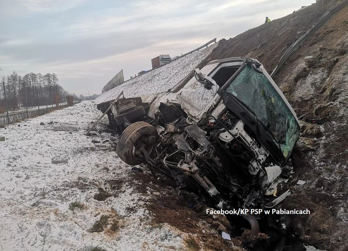 Na drodze ekspresowej S8 ciężarówka zderzyła się z cysterną przewożącą olej napędowy. Samochód z paliwem stoczył się do rowu. Do wypadku doszło rano w powiecie pabianickim (woj. łódzkie). Nie ma rannych. Zablokowany jest całkowicie ruch w kierunku Wrocławia - relacjonują strażacy i drogowcy.
