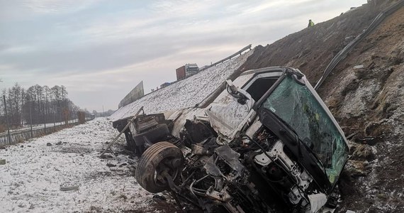 Na drodze ekspresowej S8 ciężarówka zderzyła się z cysterną przewożącą olej napędowy. Samochód z paliwem stoczył się do rowu. Do wypadku doszło rano w powiecie pabianickim (woj. łódzkie). Nie ma rannych. Zablokowany jest całkowicie ruch w kierunku Wrocławia - relacjonują strażacy i drogowcy.