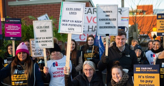 Po raz pierwszy tej zimy, do strajku równocześnie przystąpiły załogi karetek pogotowia i pielęgniarki. System służby zdrowia w Wielkiej Brytanii znajduje się na krawędzi wydolności, a presja na rząd Rishi Sunaka cały czas rośnie.