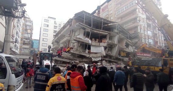 W poniedziałek w Turcji doszło do potężnego trzęsienia ziemi o magnitudzie 7,8. Ze wstępnych informacji wynika, że życie w Turcji i Syrii straciły co najmniej 2600 osób, a ponad 11 000 zostało rannych. Niestety, należy się spodziewać, że bilans ofiar w kolejnych godzinach i dniach będzie rósł. Co wpłynęło na tak dużą liczbę ofiar i katastrofalne zniszczenia?