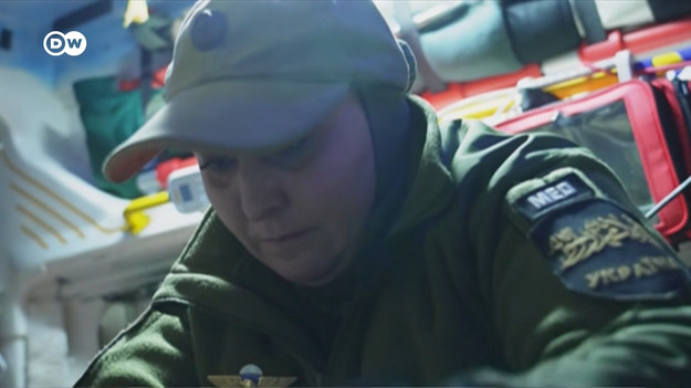 Reporter Deutsche Welle zobaczył realia frontowej rzeczywistości ukraińskiej służby medycznej. Jedna z karetek odwozi do szpitala rannego żołnierza. Był w czołgu, który najechał na minę. Opatrująca go medyczka opowiada nam o swoich traumatycznych doświadczeniach. 