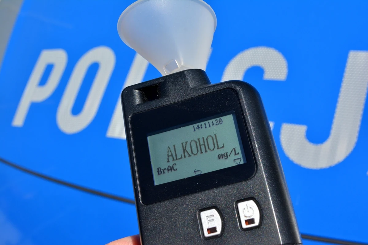 Policjant z komendy w Zawierciu, który kilka dni temu wracając ze służby zginął w wypadku drogowym, prowadził samochód pod wpływem alkoholu. Miał go w organizmie ok. 2 promili – wynika z przeprowadzonych badań. Okoliczności sprawy wyjaśnia prokuratura i Biuro Spraw Wewnętrznych Policji.