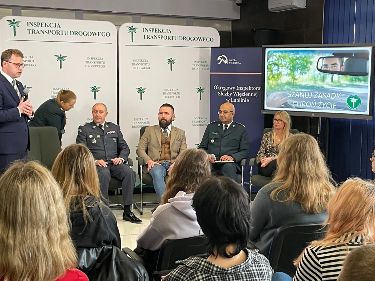 ​Był zawodowym kierowcą. Miał dziewięć kategorii prawa jazdy. Był w trakcie kursu motocyklowego. Mimo braku uprawnień prowadził jednoślad. Zabił pieszą. Wyrok - 4 lata więzienia. To historia jednego z osadzonych w areszcie śledczym w Lublinie. Dziś opowiedział ją w ramach nowego programu edukacyjnego "Szanuj zasady, chroń życie". To projekt GITD realizowany we współpracy ze Służbą Więzienną. Lekcje odbywają się za więziennymi kratami.