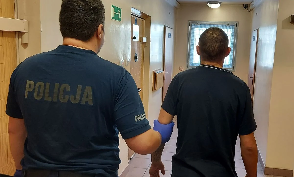 Policjanci z Pabianic zatrzymali mężczyznę, który znieważył miejsce pochówku zmarłych. Sprawca wpadł po tym, jak kopiąc płytę nagrobną, ta przygniotła mu nogę. Mężczyzna sam zadzwonił po pomoc. Okazało się także, że jest poszukiwany do odbycia kary pozbawienia wolności.