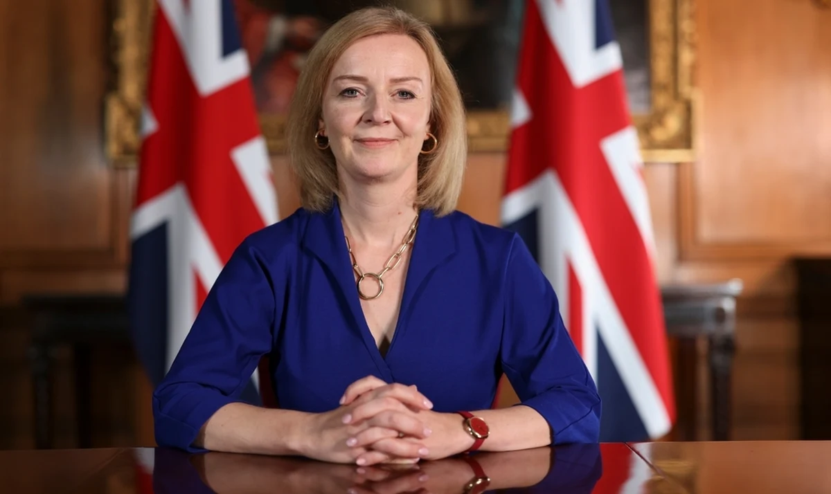 Była premier Wielkiej Brytanii Liz Truss walczy o powrót do polityki - dała to do zrozumienia w artykule opublikowanym w konserwatywnej prasie. Truss sprawowała urząd zaledwie 49 dni i odeszła w atmosferze skandalu. Pogrążyła ją mieszanka arogancji i niczym nieuzasadnionej wiary w to, że trzymanie kciuków wystarcza, by słowo polityka stało się ciałem.