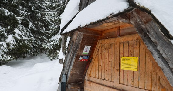 Kilkudziesięciu turystów, mimo zakazu, chciało wejść w Tatry. Od soboty - ze względu na bardzo duże zagrożenie lawinowe - szlaki turystyczne w Tatrzańskim Parku Narodowym są zamknięte. "Mimo to wielu ludzi próbowało wejść na teren TPN" - mówi zastępca komendanta straży parku Grzegorz Lorek.