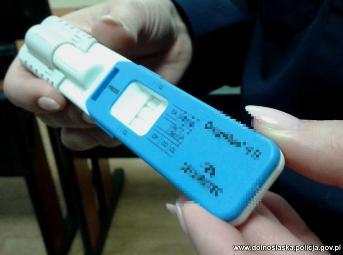 Legniccy policjanci zatrzymali 48-latka, który będąc pod wpływem narkotyków, kierował taksówką. Mężczyzna w przeszłości był zatrzymany za popełnienie tego samego przestępstwa. Grozi mu do dwóch lat więzienia i zakaz kierowania pojazdami mechanicznymi.