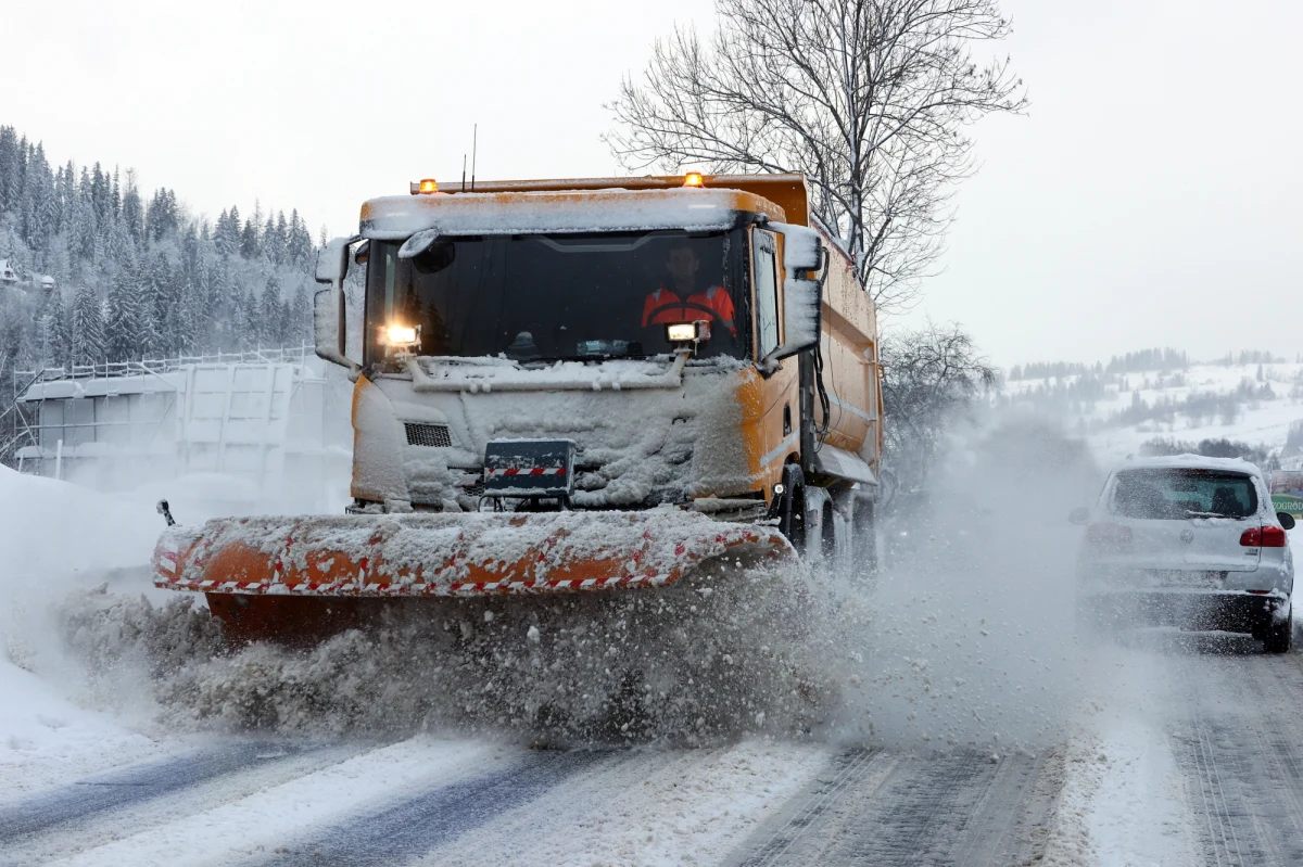 Po rekordowych opadach z ulic Zakopanego wywożony jest śnieg. Dotychczas wywieziono już 19 tys. metrów sześciennych śniegu, czyli ok. 1,2 tys. pełnych ciężarówek.