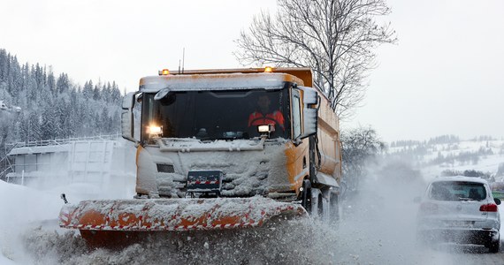 Po rekordowych opadach z ulic Zakopanego wywożony jest śnieg. Dotychczas wywieziono już 19 tys. metrów sześciennych śniegu, czyli ok. 1,2 tys. pełnych ciężarówek.