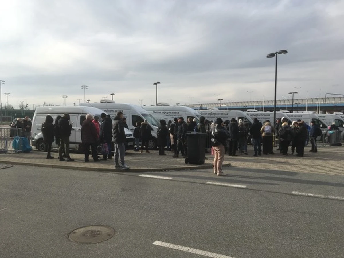 ​We Wrocławiu działa mobilne biuro paszportowe. To kilka busów, które zaparkowały na parkingu przy Stadionie Miejskim. Obywatele Ukrainy mogą w nich składać wnioski o wyrobienie ukraińskiego paszportu i prawa jazdy.