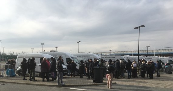 ​We Wrocławiu działa mobilne biuro paszportowe. To kilka busów, które zaparkowały na parkingu przy Stadionie Miejskim. Obywatele Ukrainy mogą w nich składać wnioski o wyrobienie ukraińskiego paszportu i prawa jazdy.