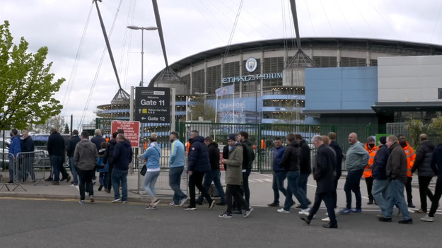 Manchester City został w poniedziałek oskarżony przez Premier League o złamanie wielu zasad finansowych z lat 2009-18, podczas których klub stał się siłą w angielskiej i europejskiej piłce nożnej po przejęciu go przez rządzącą rodzinę Abu Zabi.

Liga wydała obszerne oświadczenie zawierające listę domniemanych naruszeń przepisów przez City po obejmującym okres czterech lat dochodzeniu, w którym drużyna zdobyła trzy tytuły Premier League – w 2012, 2014 i 2018 roku.

Wysoka grzywna wydaje się nieunikniona, jeśli zarzuty zostaną udowodnione. W grę wchodzi również odjęcie punktów, anulowanie tytułu lub nawet wyrzucenie z ligi, zgodnie z regulaminem ligi.