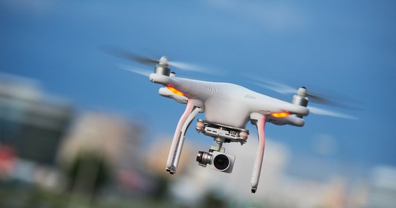 Studia z obsługi drona - tak w skrócie można opisać nową specjalność, którą w październiku tego roku uruchomi Akademia Nauk Stosowanych w Pile. Żacy, którzy zdecydują się na takie studia, dowiedzą się między innymi, jak zbudowane są drony oraz w jakich dziedzinach życia i nauki można je wykorzystywać.