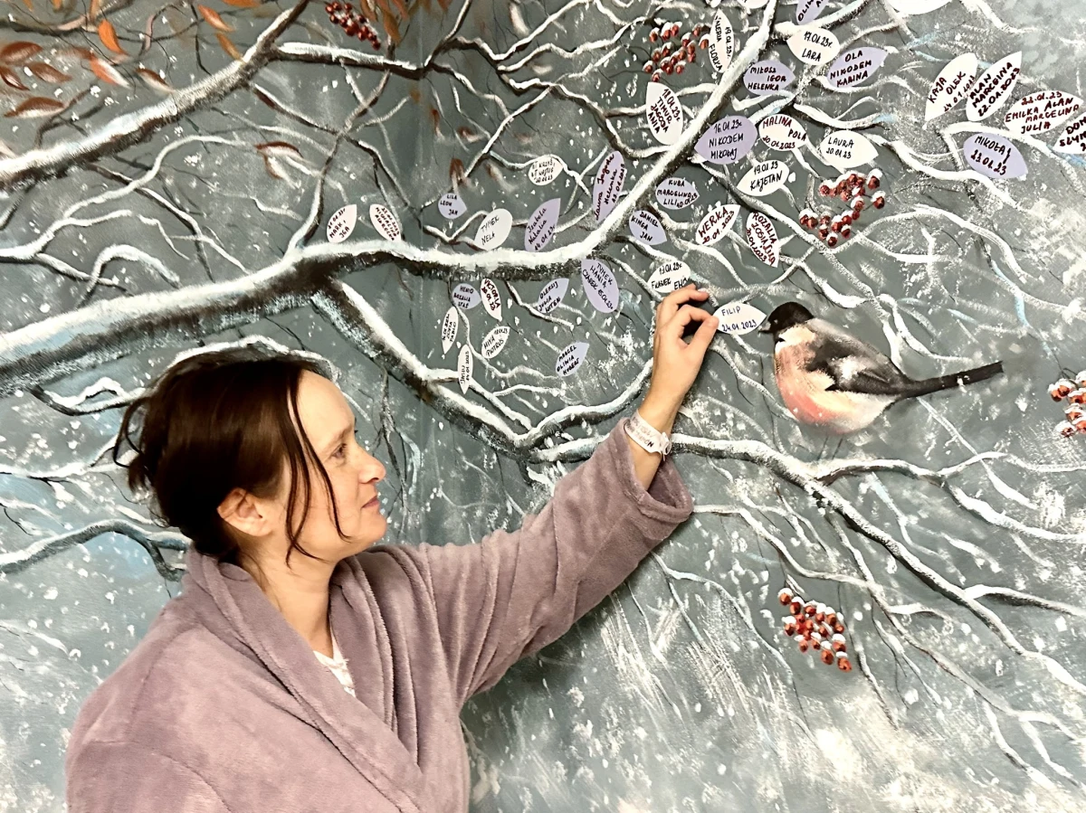 Na korytarzu bloku porodowego w szczecińskim szpitalu Zdroje jest wyjątkowe drzewo. Jego gałęzie zdobią listki z imionami i datami narodzin dzieci, które przyszły w tym roku przyszły na świat w lecznicy. Od początku roku Drzewo Narodzin przyozdobiło już ponad 200 imion.