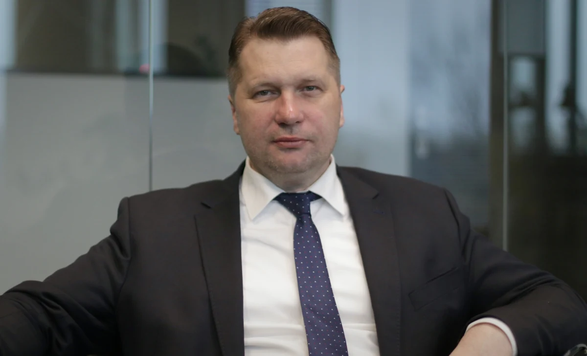 Niemal 3/4 badanych w sondażu United Surveys dla RMF FM i "Dziennika Gazety Prawnej" krytycznie ocenia dotacje od ministra edukacji Przemysława Czarnka na zakup lub remont budynków dla fundacji i stowarzyszeń powiązanych z obozem rządowym. Zdecydowanie pozytywną opinię w tej sprawie wyraziło tylko 8 proc. uczestników badania.