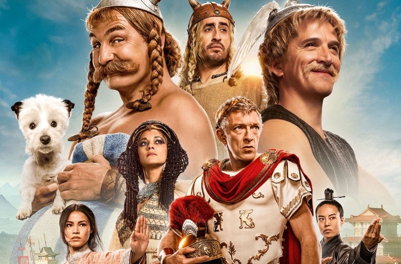 Film "Asteriks i Obeliks: Imperium smoka" trafi do polskich kin 10 lutego. Natomiast we Francji ta produkcja miała premierę 1 lutego. Widzowie ruszyli szturmem do kin, by zobaczyć nowe przygody dzielnych Galów. Ruszyli tak licznie, że nad Sekwaną było to najlepsze otwarcie dla francuskiego filmu od 15 lat.