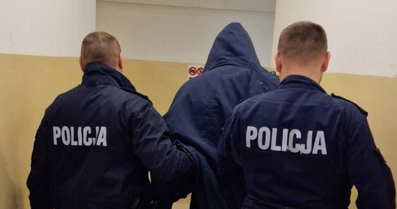 34-letni mieszkaniec Rumi (woj. pomorskie) na terenie lotniska w Gdańsku zaatakował dwóch taksówkarzy oraz groził jednemu z nich. Jak się okazało, był pod wpływem alkoholu. Mężczyzna usłyszał zarzuty uszkodzenia ciała oraz kierowania gróźb karalnych. 