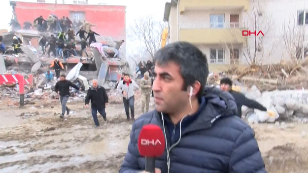 Dramatyczne nagranie z Kahramanmaras w Turcji. Podczas transmisji na żywo dziennikarza z agencji DHA za jego plecami zawalił się budynek. Co gorsza, bardzo blisko było mnóstwo osób, które starały się pomóc osobom poszkodowanym podczas poprzednich wstrząsów.