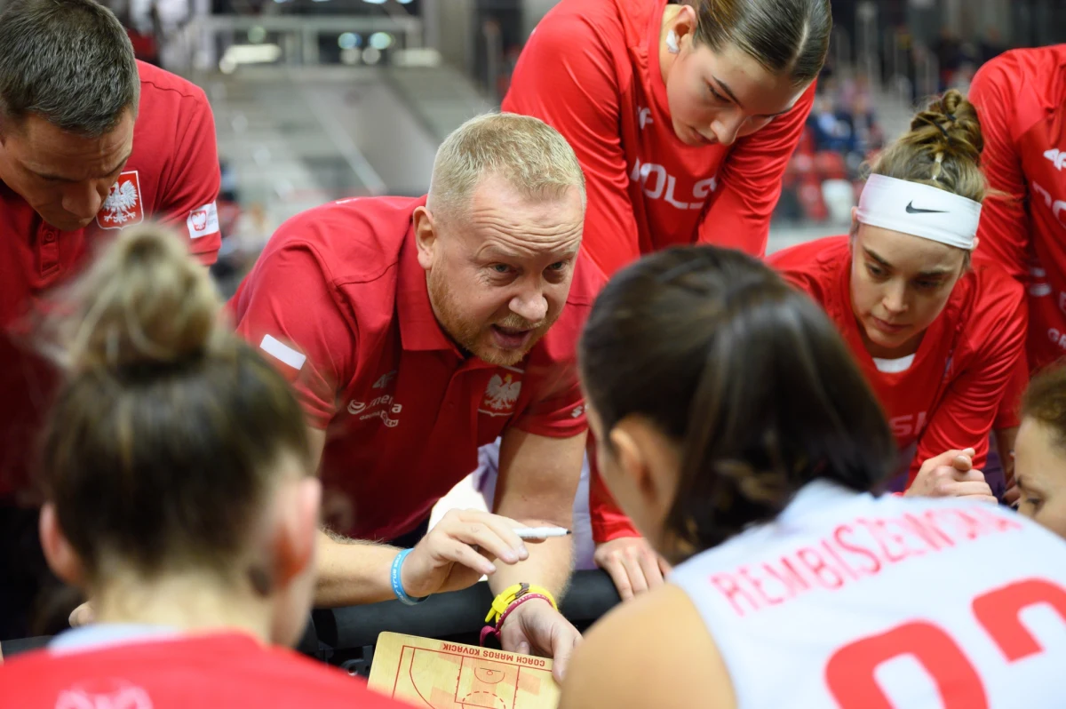 Polskie koszykarki przygotowuje się do czwartkowego meczu eliminacji Euro Basketu. Biało-Czerwone w Sosnowcu zagrają z reprezentacją Turcji, a 3 dni później na wyjeździe zmierzą się ze Słowenkami. W obu meczach nasze koszykarki nie są faworytami, ale w możliwości swoich podopiecznych wierzy trener Maroš Kováčik. "Półtora roku temu w Izmicie zagraliśmy z nimi bardzo dobry mecz na wyjeździe. Przegraliśmy jedenastoma punktami, ale dobrze broniliśmy" - i dlatego trener naszej kadry w rozmowie z Wojciechem Marczykiem podkreśla, że jego zespół stać na zwycięstwo. Z powodu trzęsienia ziemi w Turcji opóźni się przylot reprezentantek tego kraju do Polski. 