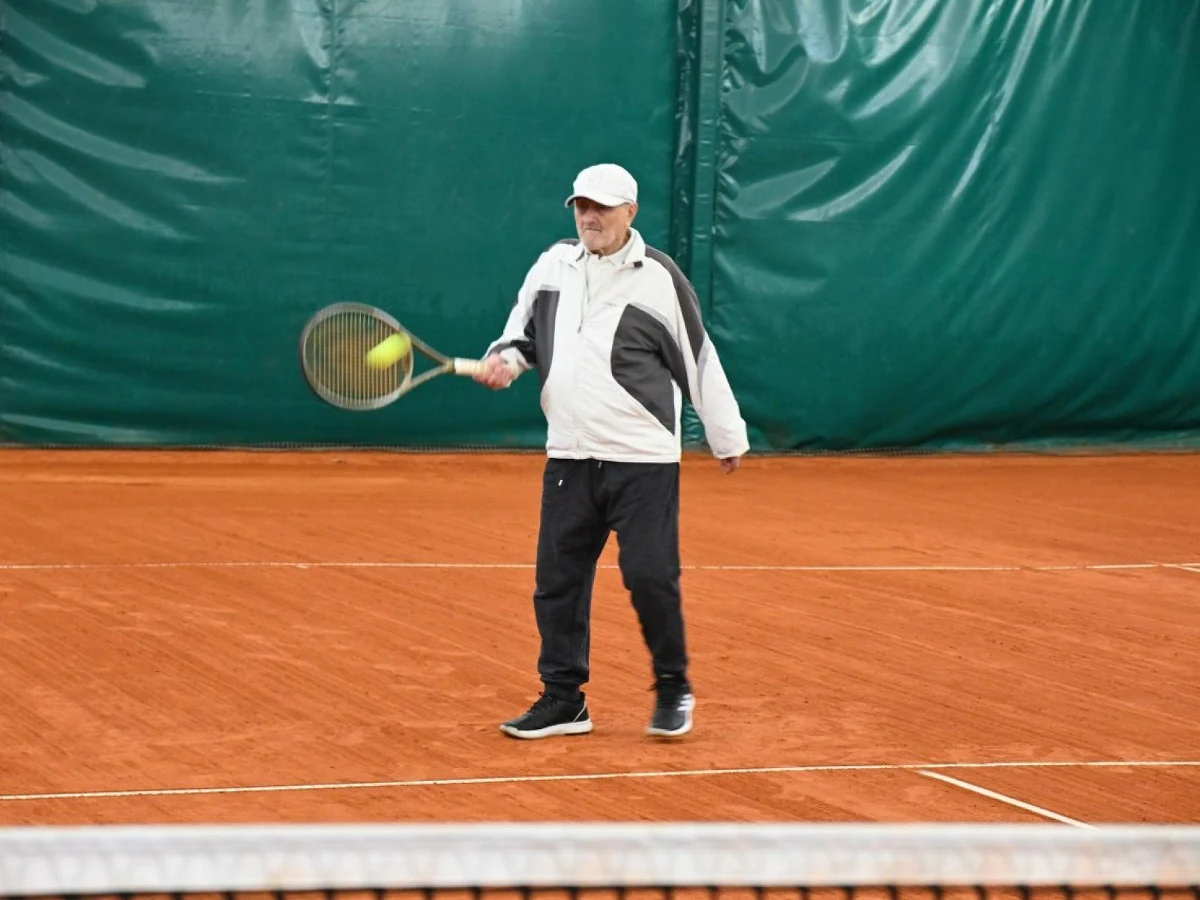 Tadeusz Krzyszkowski, najstarszy polski tenisista, skończył 100 lat. Gdynianin, były pracownik Uniwersytetu Morskiego w Gdyni, świętował ten jubileusz nie tylko w gronie rodziny, ale także na tenisowym korcie, gdzie życzenia złożyli mu przedstawiciele władz uczelni i miasta.