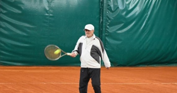 Tadeusz Krzyszkowski, najstarszy polski tenisista, skończył 100 lat. Gdynianin, były pracownik Uniwersytetu Morskiego w Gdyni, świętował ten jubileusz nie tylko w gronie rodziny, ale także na tenisowym korcie, gdzie życzenia złożyli mu przedstawiciele władz uczelni i miasta.