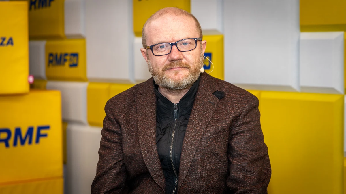 "Na razie nie spodziewamy się drugiej fali migracji, ale zależy to od tego, co zdarzy się na froncie" - powiedział prof. Maciej Duszczyk z Uniwersytetu Warszawskiego, który był gościem Kazimiery Szczuki w Popołudniowej rozmowie w RMF FM. Jak zauważył, gdyby Ukraina przegrała wojnę, "Ukraińcy wiedząc, co się stało w Buczy, Iziumie czy gdziekolwiek indziej, będą chcieli uciekać z Ukrainy i ratować swoje życie". "Ten scenariusz jest najmniej prawdopodobny" - dodał.