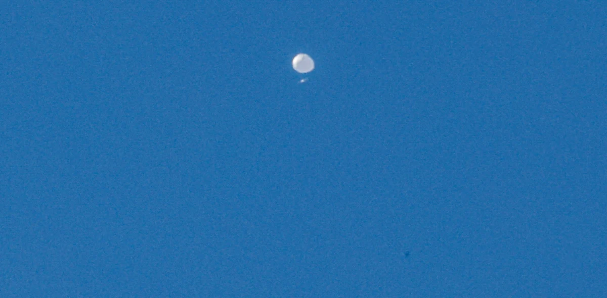 "Chińskie balony zwiadowcze trzykrotnie przelatywały nad terytorium USA podczas urzędowania poprzedniej administracji, choć trwało to znacznie krócej niż w tym ostatnim przypadku" - powiedział rzecznik Rady Bezpieczeństwa Narodowego John Kirby. Potwierdził też, że odnaleziono już część szczątków balonu, który w weekend został zestrzelony u wybrzeży Karoliny Południowej.