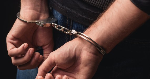 Policjanci ze Szczecina zatrzymali poszukiwanego 31-latka. Mężczyzna „wpadł”, ponieważ pił piwo na dworcu PKP. Najbliższy czas spędzi w więzieniu.