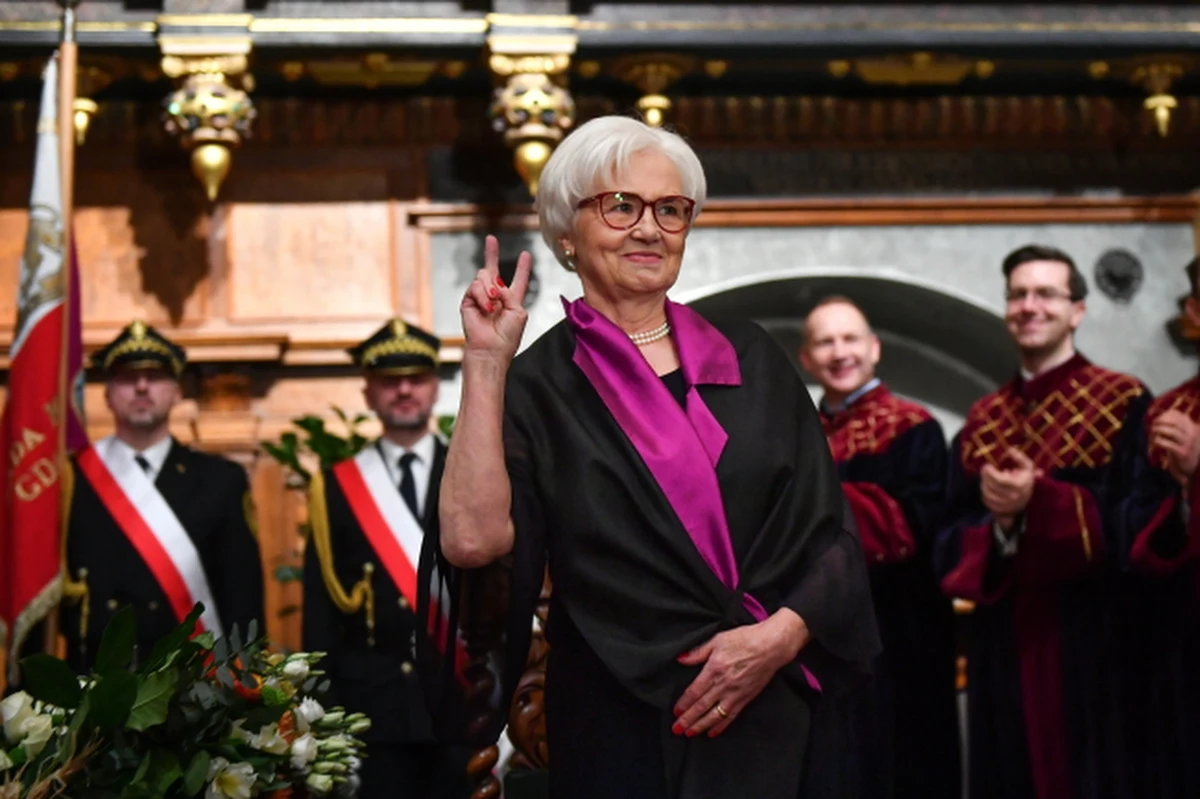 Danuta Wałęsa odebrała tytuł honorowej obywatelki Gdańska. Dziękuję za świadectwo sensu i wartości trudu kobiet, dowód ich siły i godności – mówiła podczas uroczystości prezydent Gdańska Aleksandra Dulkiewicz.