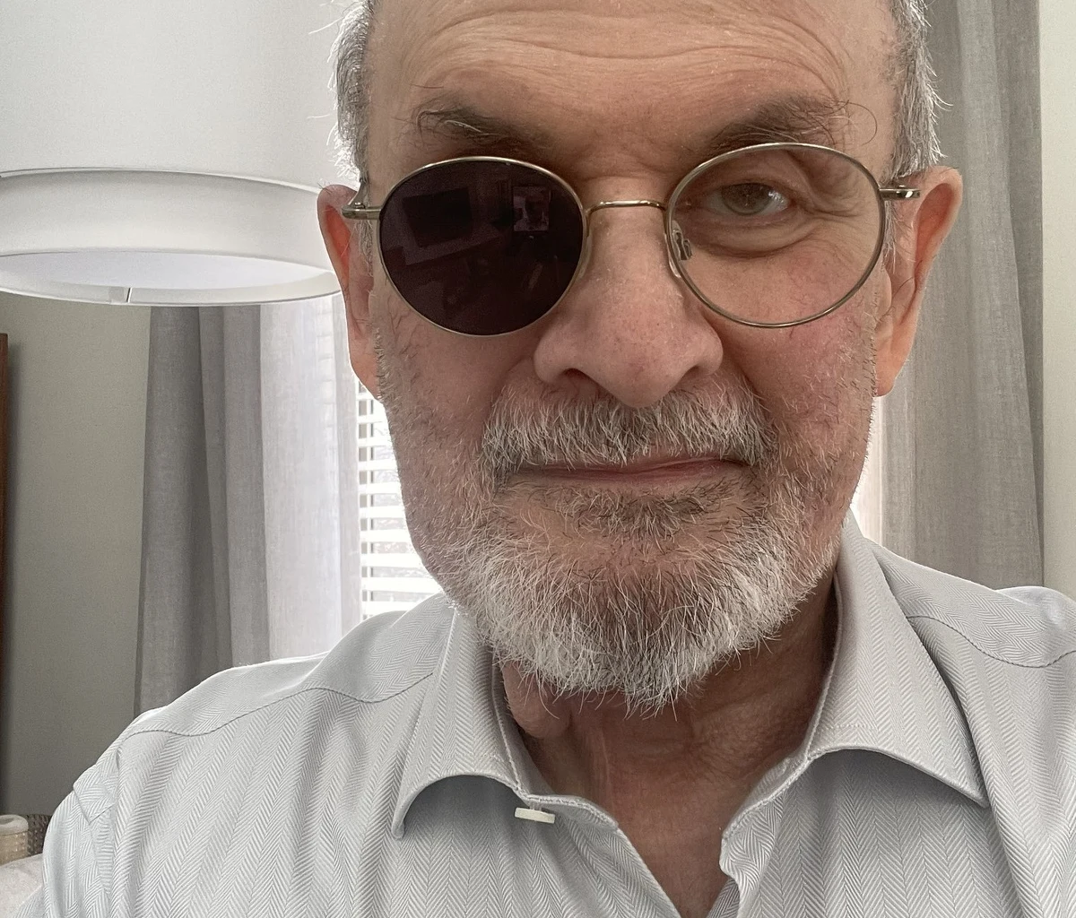 Słynny pisarz Salman Rushdie - autor m.in. "Szatańskich wersetów" - w rozmowie z "New Yorkerem" przekazał najnowsze informacje o stanie swojego zdrowia i opowiedział o konsekwencjach ataku nożownika, które do tej pory odczuwa. W sierpniu 2022 r. pisarz został poważnie raniony nożem przez młodego mężczyznę przed rozpoczęciem wykładu.