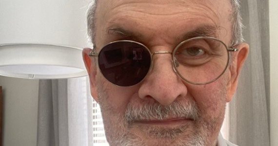 Słynny pisarz Salman Rushdie - autor m.in. "Szatańskich wersetów" - w rozmowie z "New Yorkerem" przekazał najnowsze informacje o stanie swojego zdrowia i opowiedział o konsekwencjach ataku nożownika, które do tej pory odczuwa. W sierpniu 2022 r. pisarz został poważnie raniony nożem przez młodego mężczyznę przed rozpoczęciem wykładu.