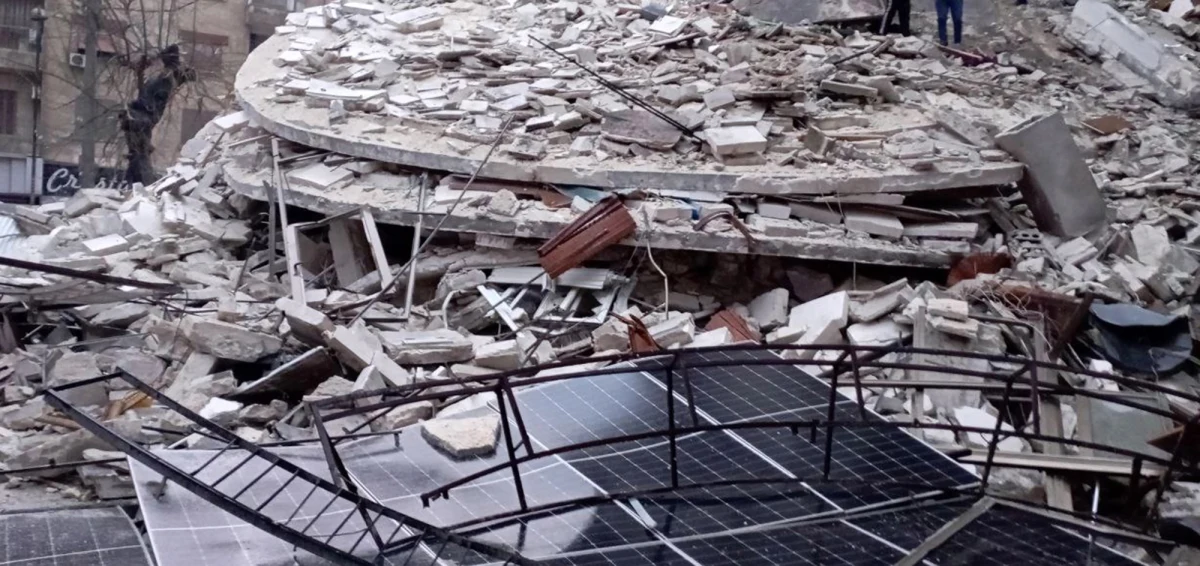 Zrujnowane przez wojnę domową miasto Aleppo jest w Syrii jednym z najbardziej dotkniętych obszarów poniedziałkowym trzęsieniem ziemi, którego epicentrum znajdowało się w południowo-wschodniej Turcji - podaje BBC.