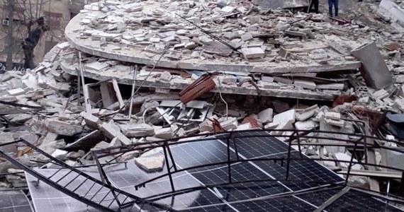Zrujnowane przez wojnę domową miasto Aleppo jest w Syrii jednym z najbardziej dotkniętych obszarów poniedziałkowym trzęsieniem ziemi, którego epicentrum znajdowało się w południowo-wschodniej Turcji - podaje BBC.