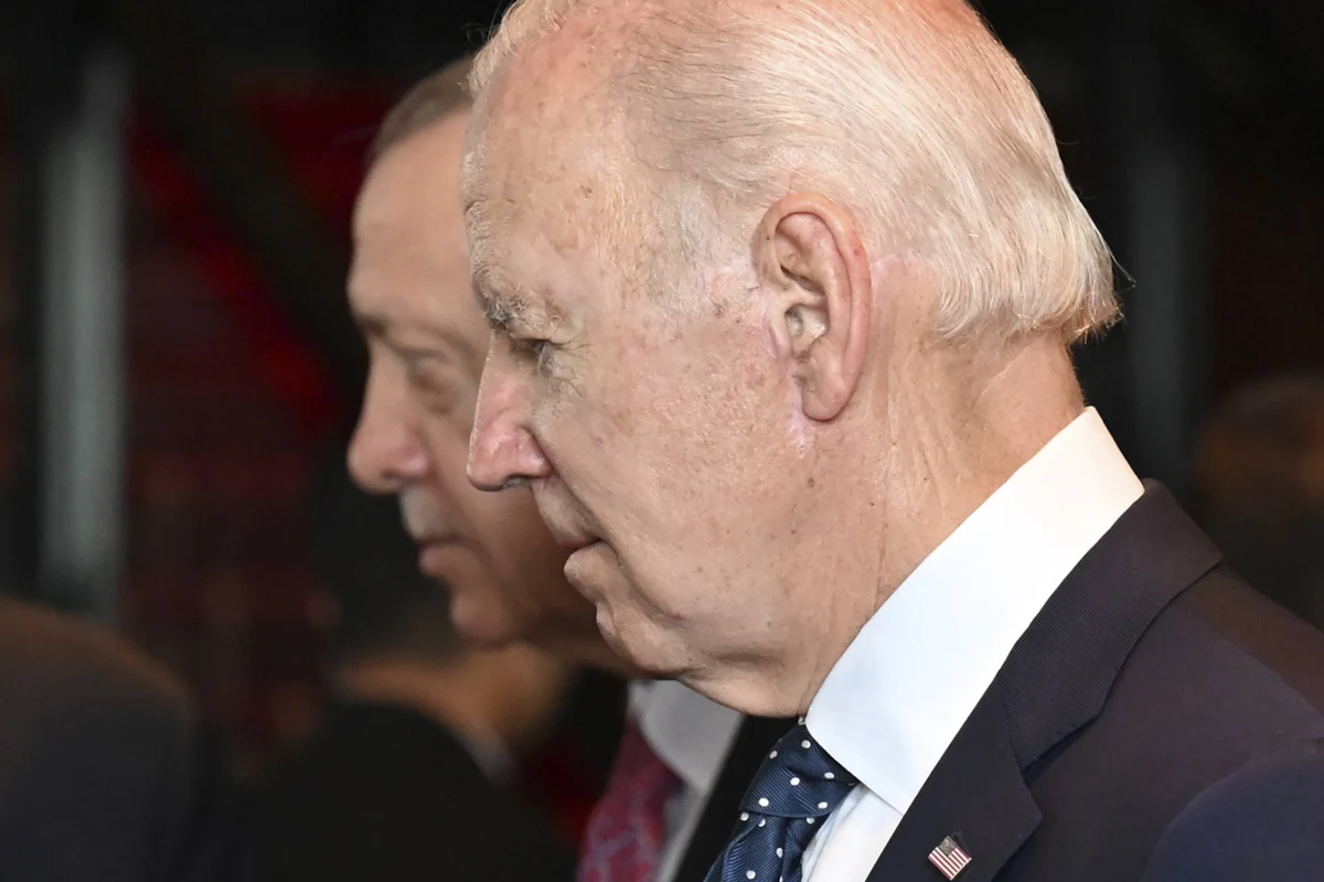​Prezydent USA Joe Biden rozmawiał w poniedziałek z prezydentem Turcji Recepem Tayyipem Erdoganem, aby złożyć kondolencje i potwierdzić gotowość Waszyngtonu do pomocy w akcjach ratunkowych po ogromnym trzęsieniu ziemi, w którym zginęło tysiące ludzi na całym obszarze Turcji i północno-zachodniej Syrii, poinformował Biały Dom.