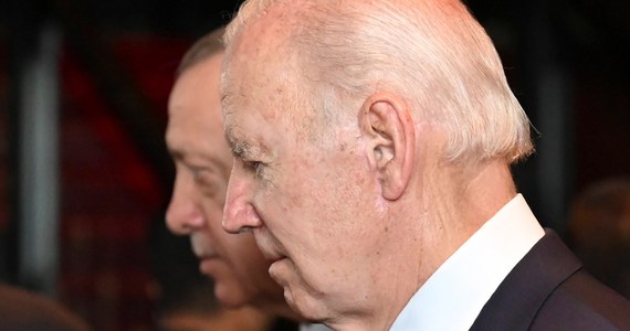 ​Prezydent USA Joe Biden rozmawiał w poniedziałek z prezydentem Turcji Recepem Tayyipem Erdoganem, aby złożyć kondolencje i potwierdzić gotowość Waszyngtonu do pomocy w akcjach ratunkowych po ogromnym trzęsieniu ziemi, w którym zginęło tysiące ludzi na całym obszarze Turcji i północno-zachodniej Syrii, poinformował Biały Dom.