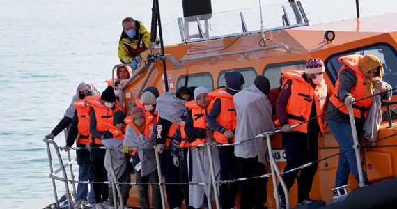 ​Włoska Straż Przybrzeżna udzieliła pomocy około pięciuset migrantom na dryfującym kutrze w Cieśninie Sycylijskiej- podała Ansa. Migranci zostali wzięci na pokład statku i czterech motorówek Straży oraz Gwardii Finansowej.