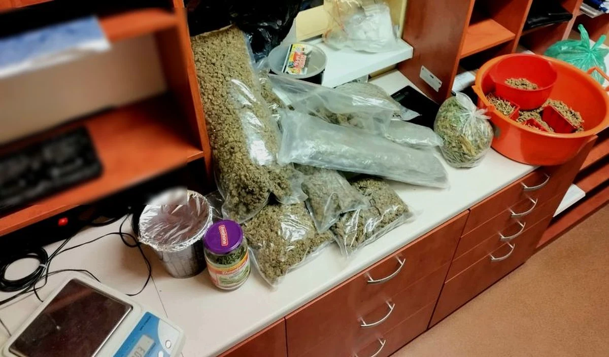 Pomorscy policjanci zatrzymali dwóch mężczyzn w wieku 25 i 39 lat powiązanych ze środowiskiem pseudokibiców i przejęli ponad 6 kg narkotyków. Obaj zatrzymani usłyszeli zarzuty m.in. przygotowania do wprowadzania do obrotu środków odurzających. Grozi im osiem lat więzienia.