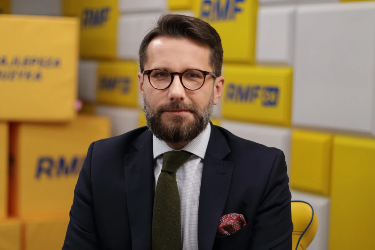 "Pewna jest tylko śmierć i podatki, a w przypadku Brukseli doświadczenie uczy, że trzeba bardzo dokładnie sprawdzać mankiety siadając do stołu" – powiedział w Porannej rozmowie w RMF FM szef sejmowej Komisji Spraw Zagranicznych Radosław Fogiel. Robert Mazurek pytał swojego gościa, czy ustawa o Sądzie Najwyższym w wersji Prawa i Sprawiedliwości zostanie zaakceptowana przez Komisję Europejską.