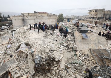 Setki rodzin w Syrii uwięzionych pod gruzami. ONZ ma problemy z dowiezieniem pomocy