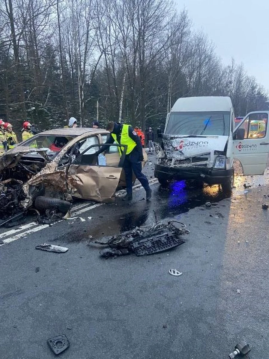Pięć pojazdów o poranku zderzyło się na trasie krajowej numer 74 w miejscowości Przyjmo (Świętokrzyskie). Jedną z przyczyn mogły być warunki na drogach: śnieg oraz oblodzenie. 