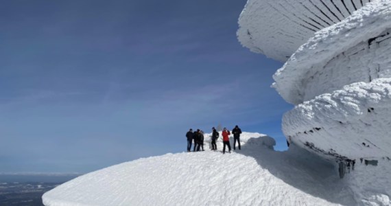 Zdjęcia turystów, którzy weszli na dach obserwatorium na Śnieżce udostępnił w weekend na jednym z portali społecznościowych przewodnik sudecki Grzegorz Sanik. 