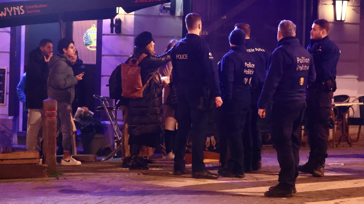 Ponad 30 policjantów brało udział w poszukiwaniach grupy uzbrojonych mężczyzn w nocy z poniedziałku na wtorek w okolicach stacji metra Schuman w Brukseli; dwóch podejrzanych zostało aresztowanych - podał portal The Brussels Times.