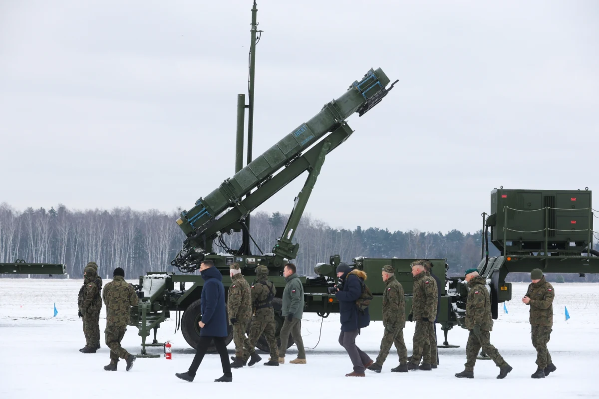 Na warszawskim Bemowie ruszyły ćwiczenia z obsługi systemów obrony przeciwlotniczej Patriot. Kilka stacjonujących na tamtejszym lotnisku  wyrzutni to część systemu, zamówionego przez Polskę, pod koniec ubiegłego roku. Z ich obsługi szkolą się żołnierze z 3. Warszawskiej Brygady Rakietowej Obrony Powietrznej.