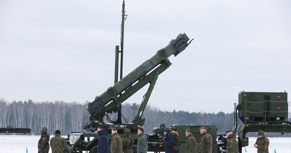 Na warszawskim Bemowie ruszyły ćwiczenia z obsługi systemów obrony przeciwlotniczej Patriot. Kilka stacjonujących na tamtejszym lotnisku  wyrzutni to część systemu, zamówionego przez Polskę, pod koniec ubiegłego roku. Z ich obsługi szkolą się żołnierze z 3. Warszawskiej Brygady Rakietowej Obrony Powietrznej.