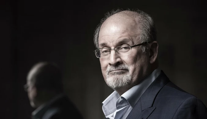 Salman Rushdie pokazał zdjęcie po ataku nożownika. Jak teraz wygląda?